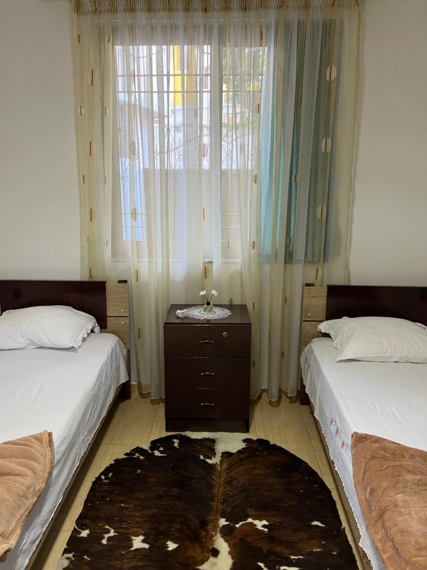 Dibra Near Center Of Hotell