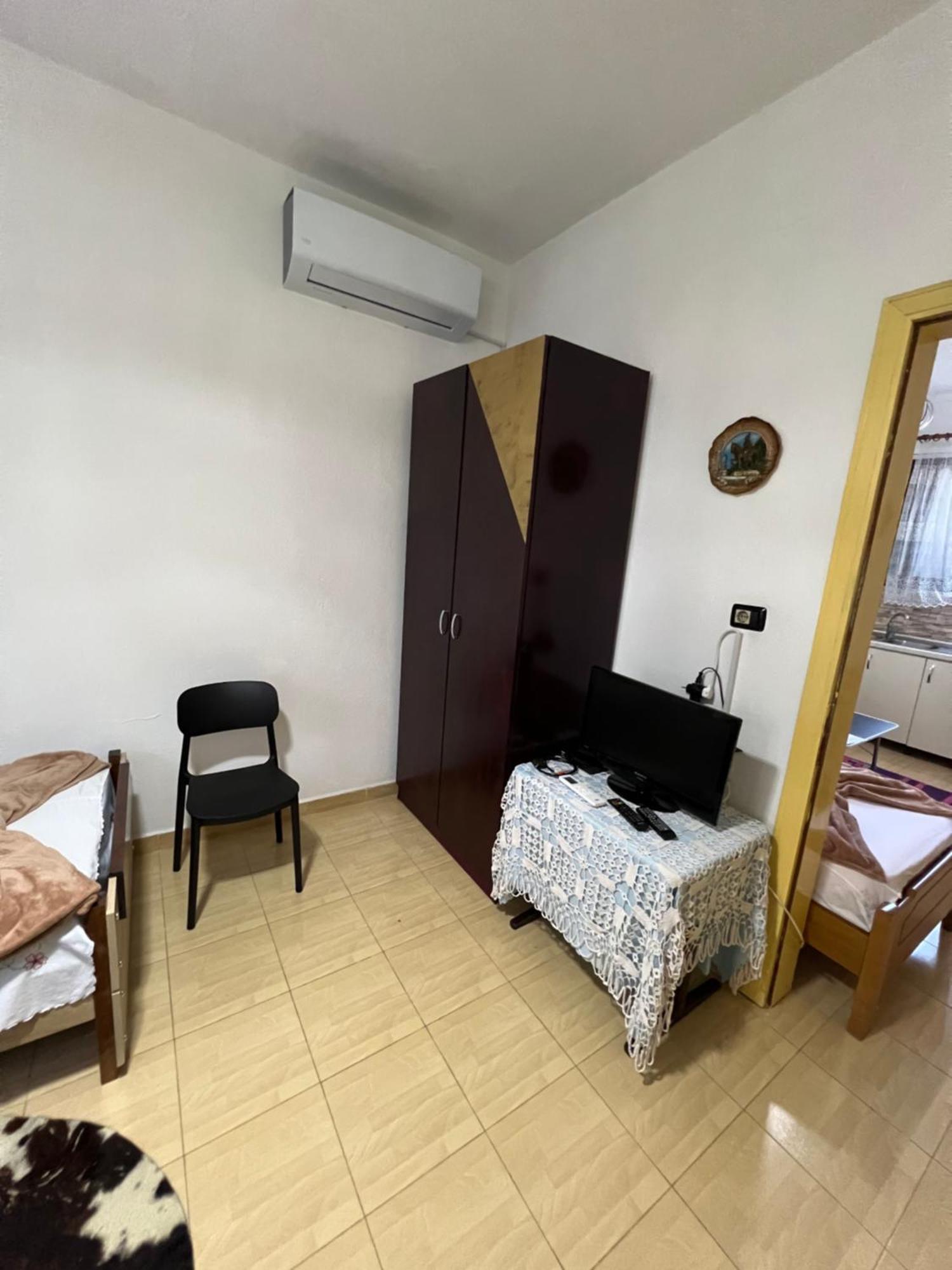 Dibra Near Center Of Hotell
